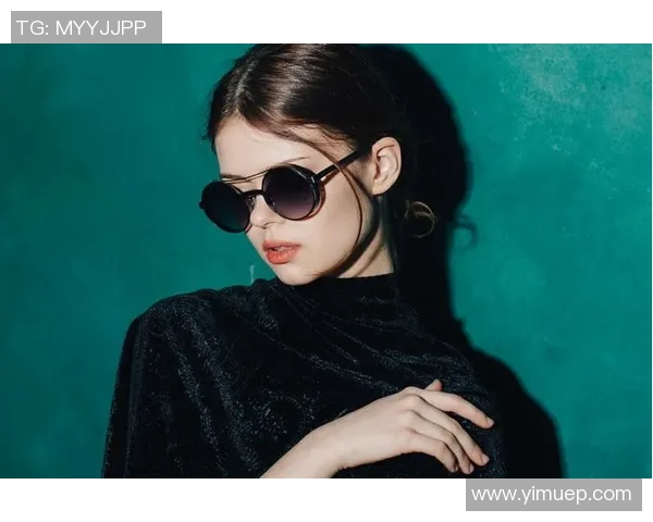 戴墨镜的足球女星展现独特魅力 足球场外的时尚与个性融合