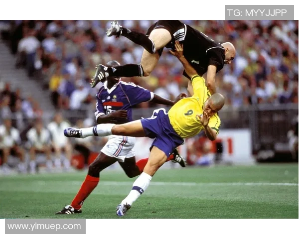 足球巨星走路姿态引热议展现赛场外最真实一面